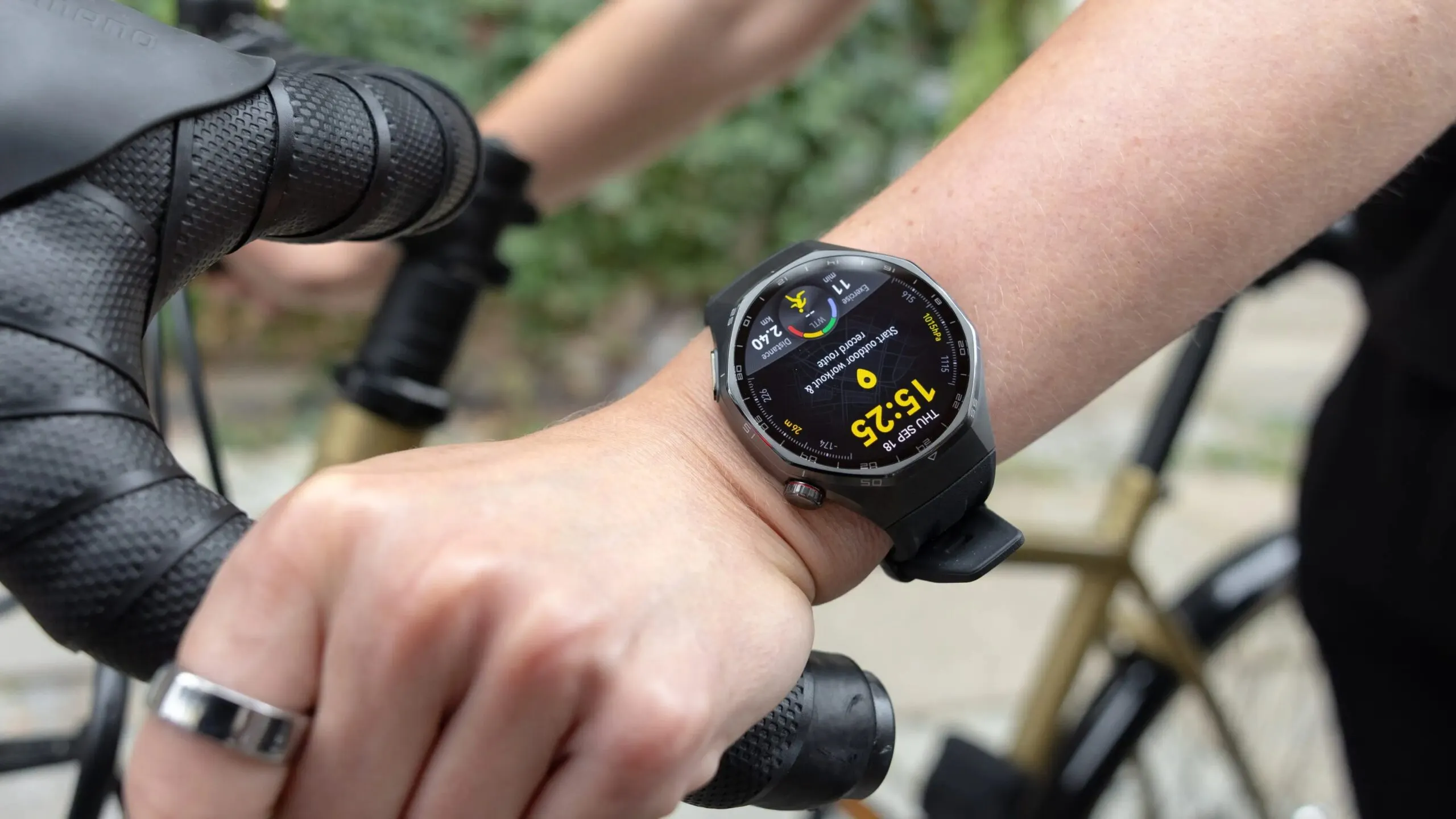 Титановые смарт-часы Huawei сливают за бесценок. Они поддерживают 100 режимов тренировок и отлично держат заряд