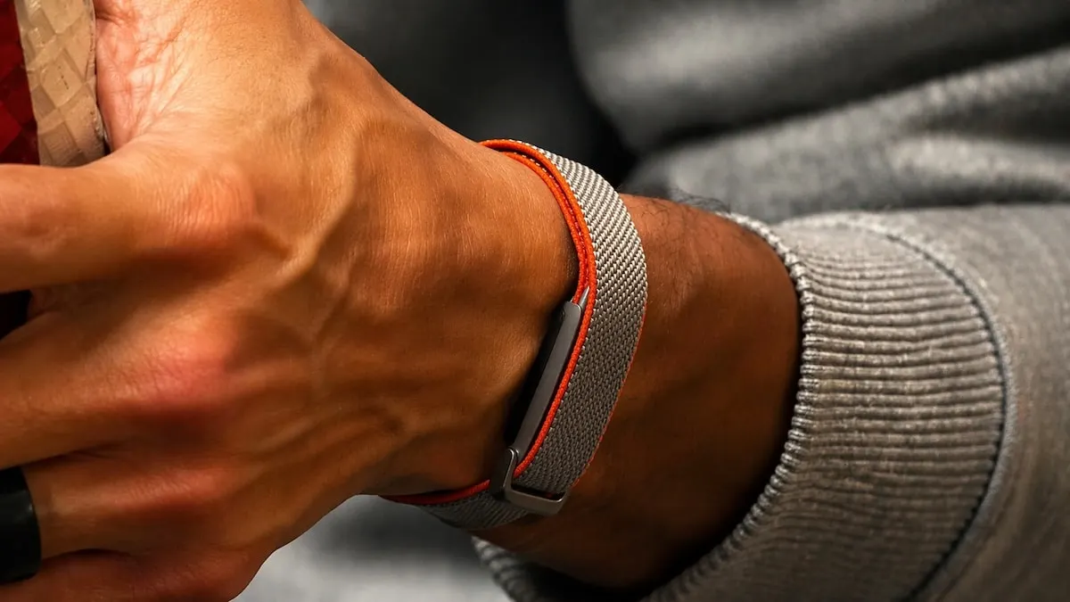 Что мы знаем о Google Fitbit Air? Известны ключевые характеристики и цена браслета без экрана