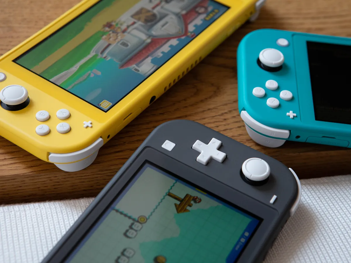 PlayStation 5 пока не подорожала – можно брать. Какие еще консоли мы советуем покупать в апреле?