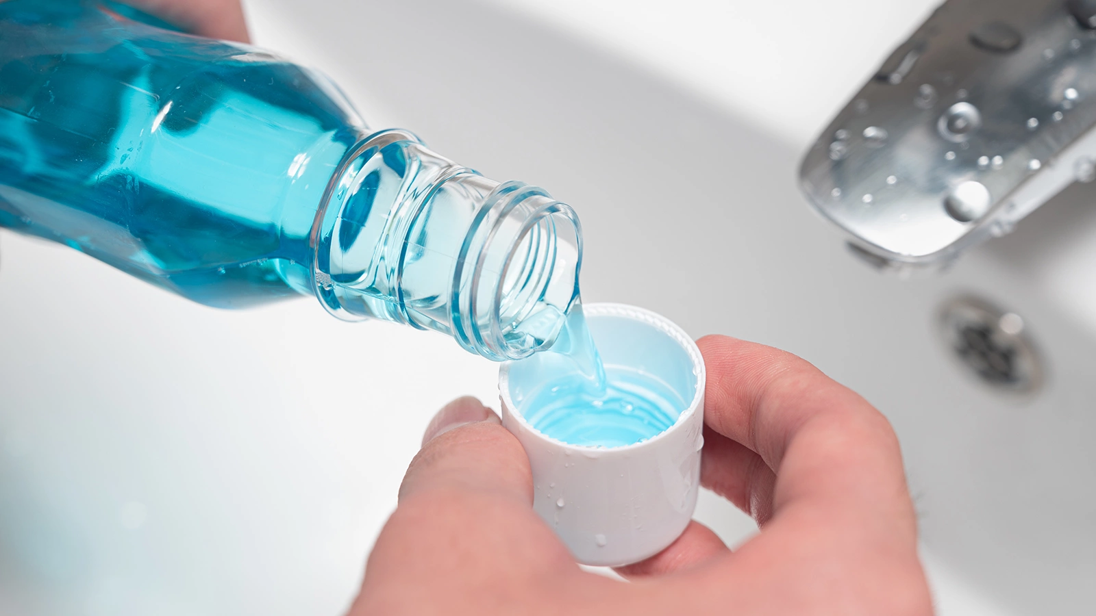 Эксперты выбрали лучшие ополаски­ватели для рта. Есть вариант для очень чувствительных зубов и пенка для детей