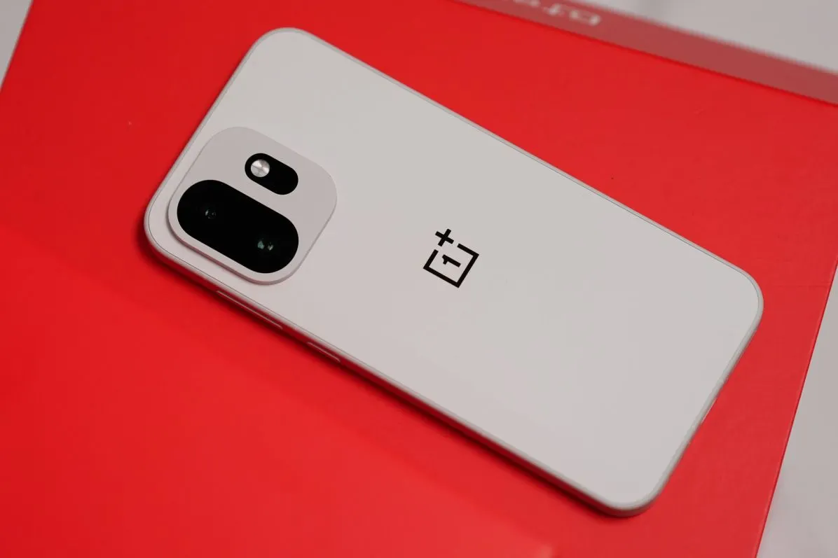 Все плюсы и минусы OnePlus 15T. Он не тормозит и работает вечность