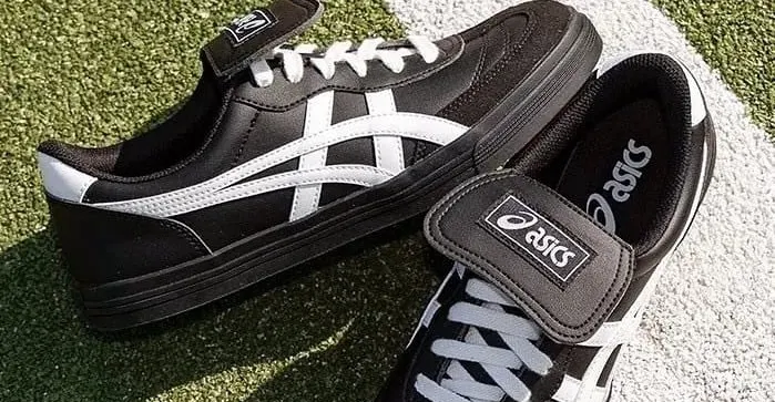 Кеды из Японии отдают с большими скидками. Это топовая весенняя обувь