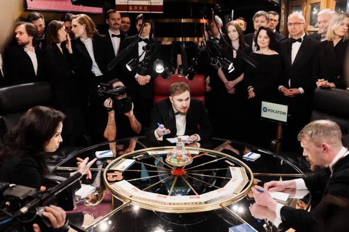 Артемий Анцупов за столом первой игры весенней серии «Что? Где? Когда?»