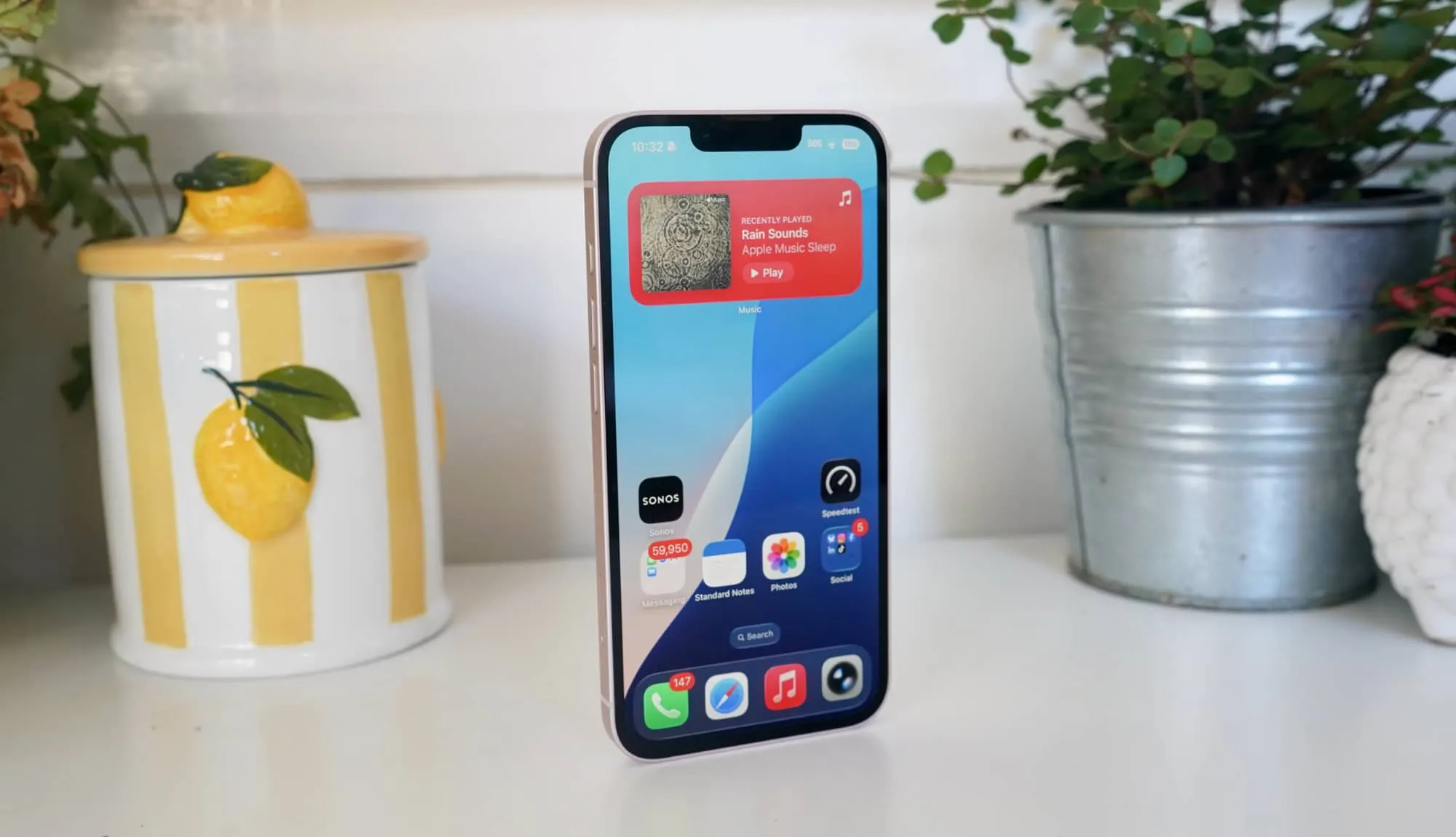 iPhone 17e уже подешевел в России. Но у него есть очень сильный конкурент