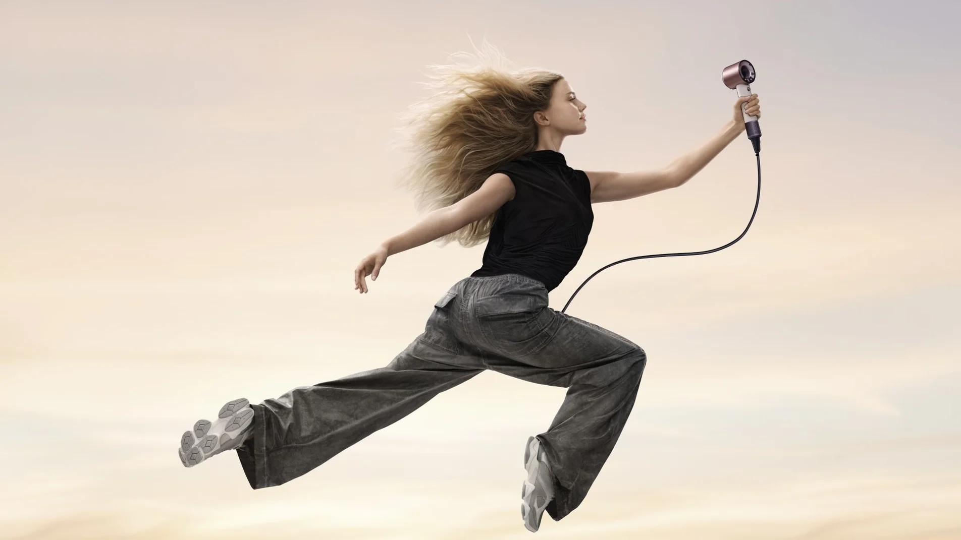 Вышла новая версия Dyson Supersonic. Фен компактнее, легче и дешевле легендарного оригинала