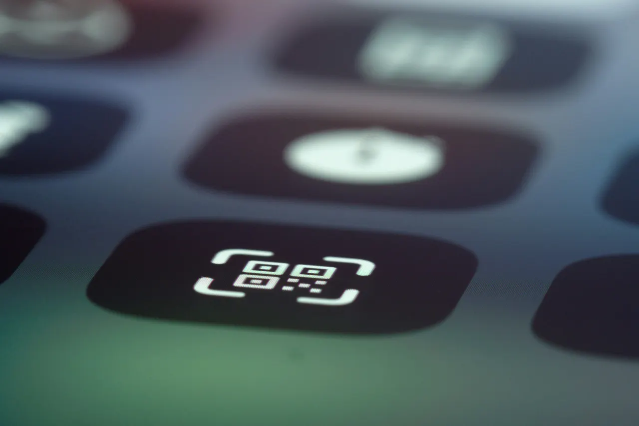 Как оплатить заказ, если тебе прислали QR-код картинкой? Об этом способе забывают даже сотрудники банка