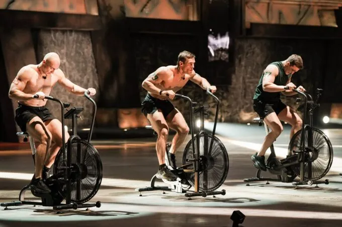 Упражнение «Титанический аэробайк» в финале шоу ТНТ «Титаны. Битва сезонов»