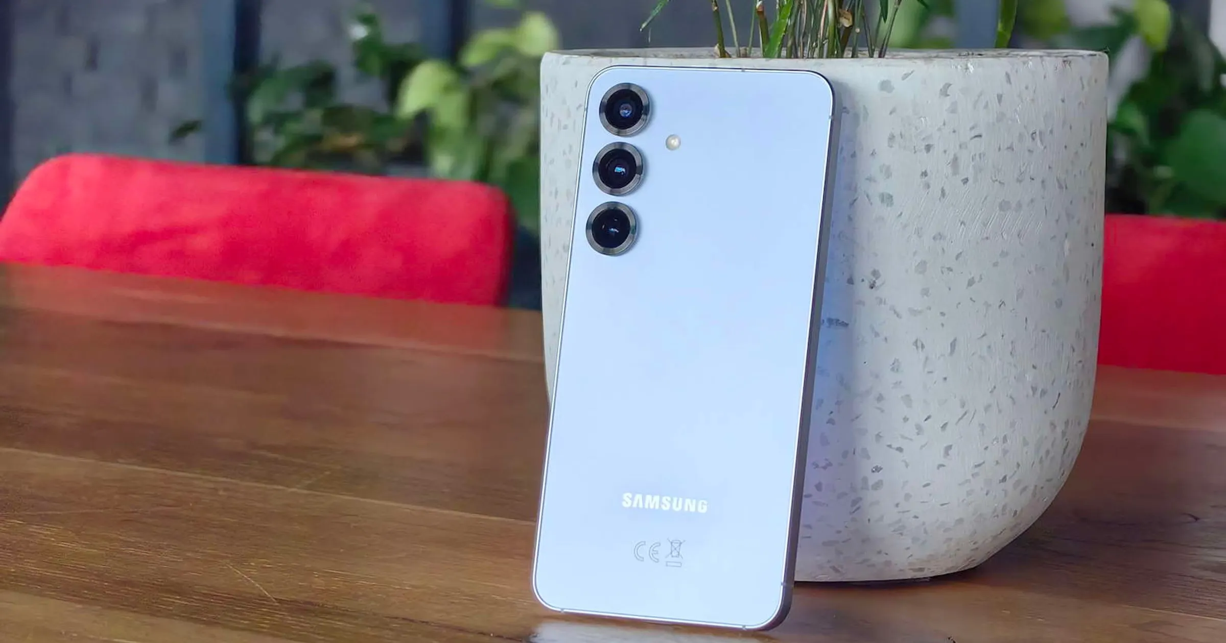 Легендарный Samsung Galaxy рухнул в цене. Его можно смело брать и в 2026 году 