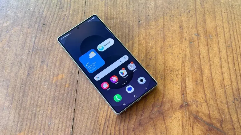 Флагманский Samsung Galaxy окончательно подешевел. Его можно смело брать и в 2026 году 