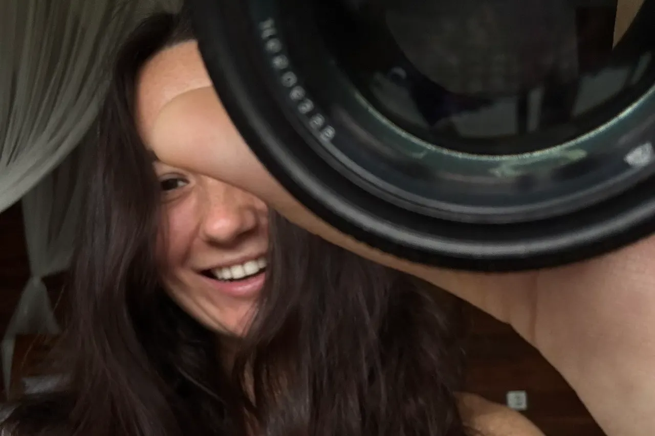 Девушка-фотограф попросила за съемку 65 тысяч рублей. В соцсетях не поняли, за что такие деньги