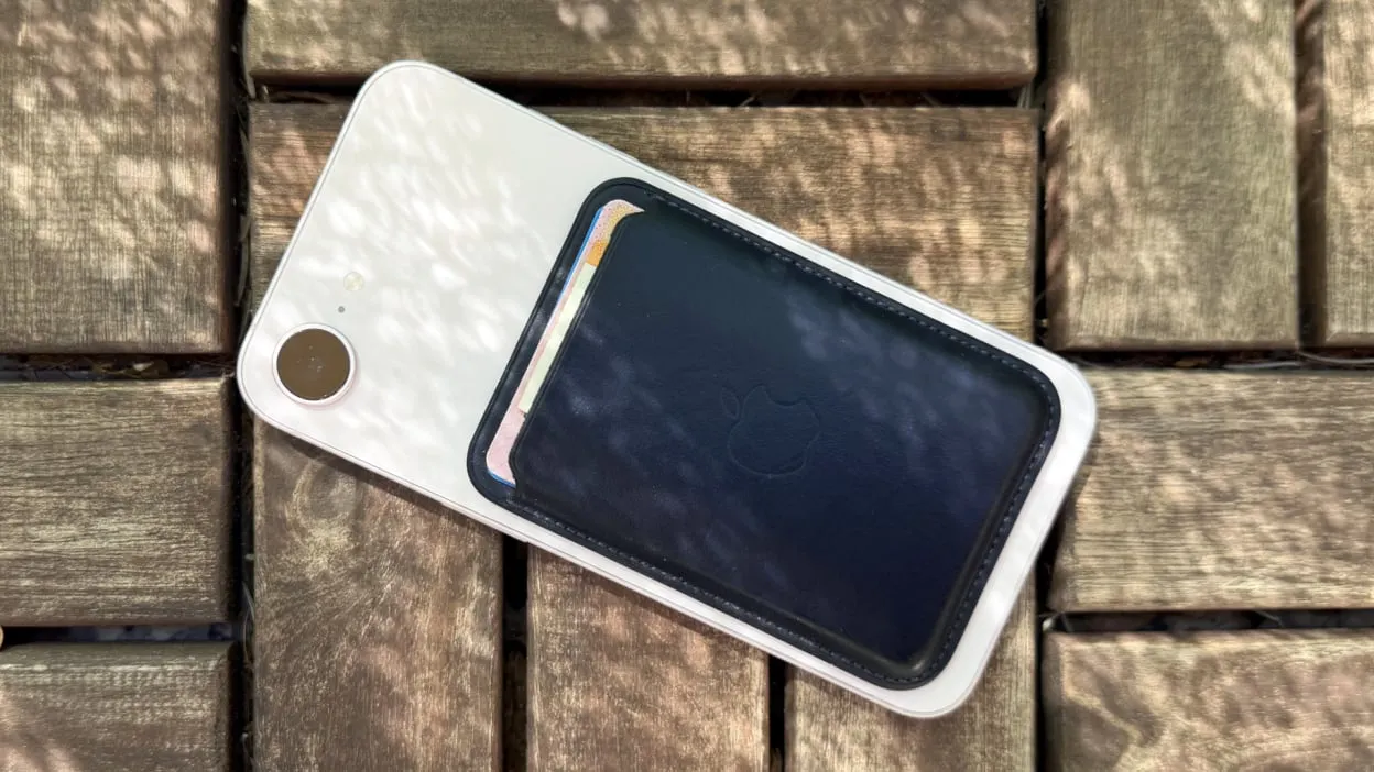 iPhone 17e снова подешевел. Ценник крайне приятный – на всех площадках