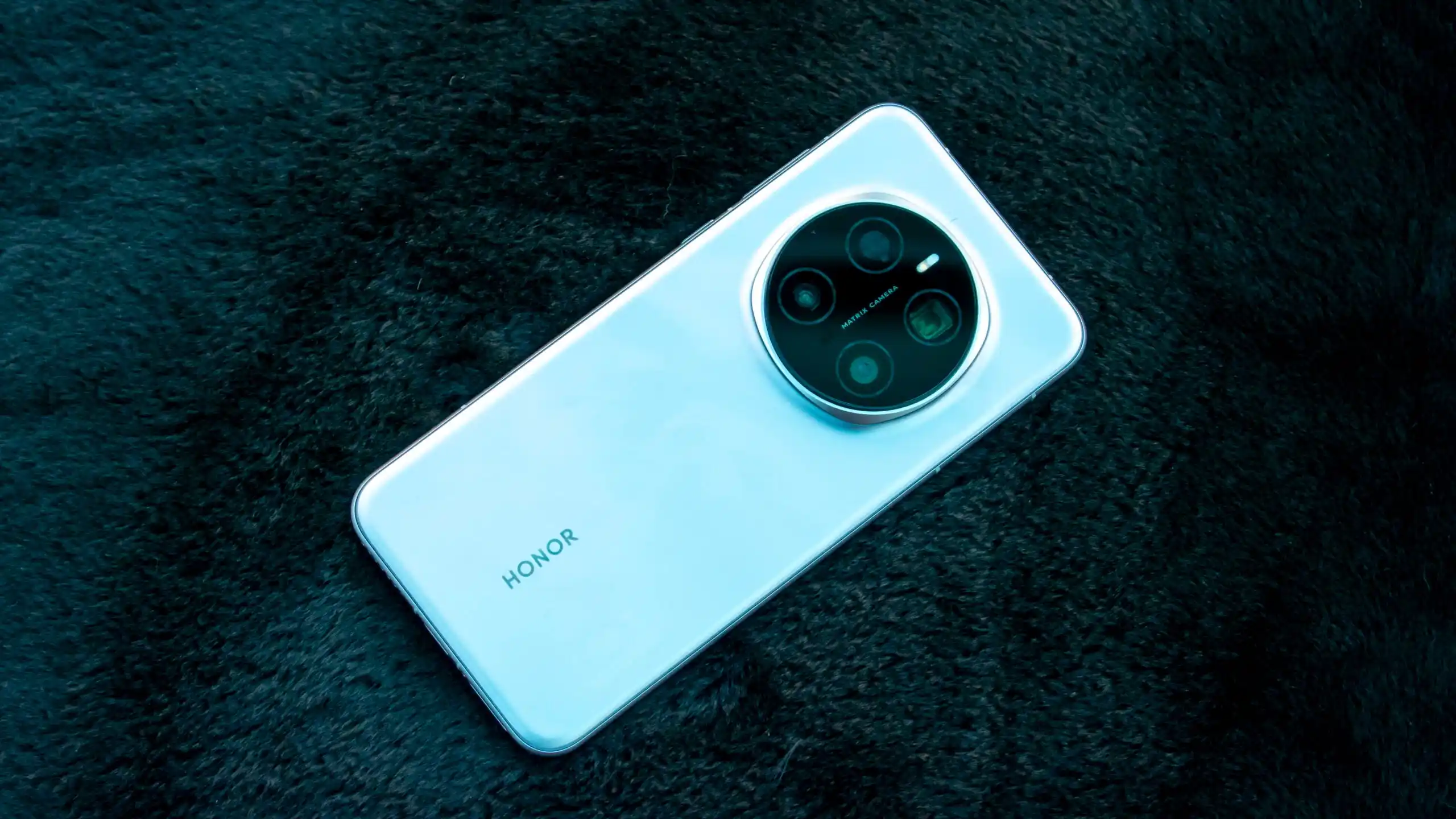 Флагманский Honor рухнул в цене. Его можно смело брать и в 2026 году 