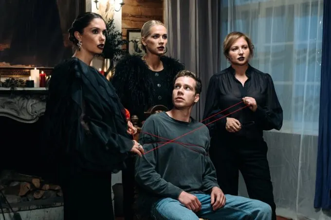 Валерия Астапова, Агата Дранга (экс-Муцениеце), Анна Банщикова и Кузьма Сапрыкин на съемках сериала СТС «Химкинские ведьмы»