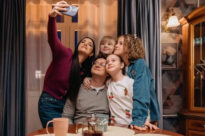 Анастасия Сиваева (слева) на съемках сериала «Папины дочки. Новые»