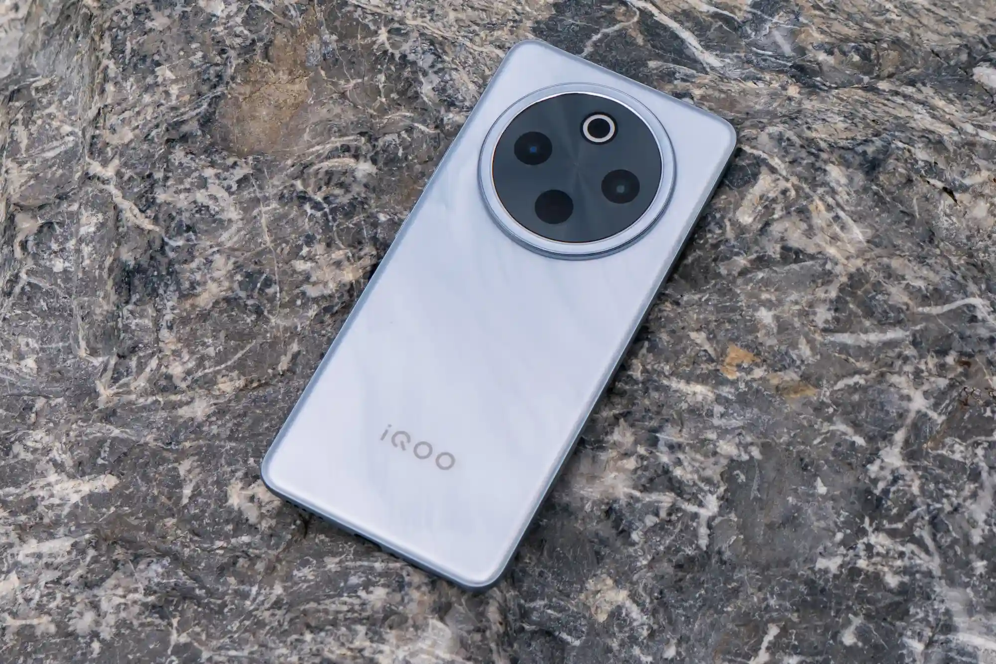 iQOO Z10 можно получить бесплатно. У него AMOLED-экран, очень неплохая камера и гигантский аккумулятор