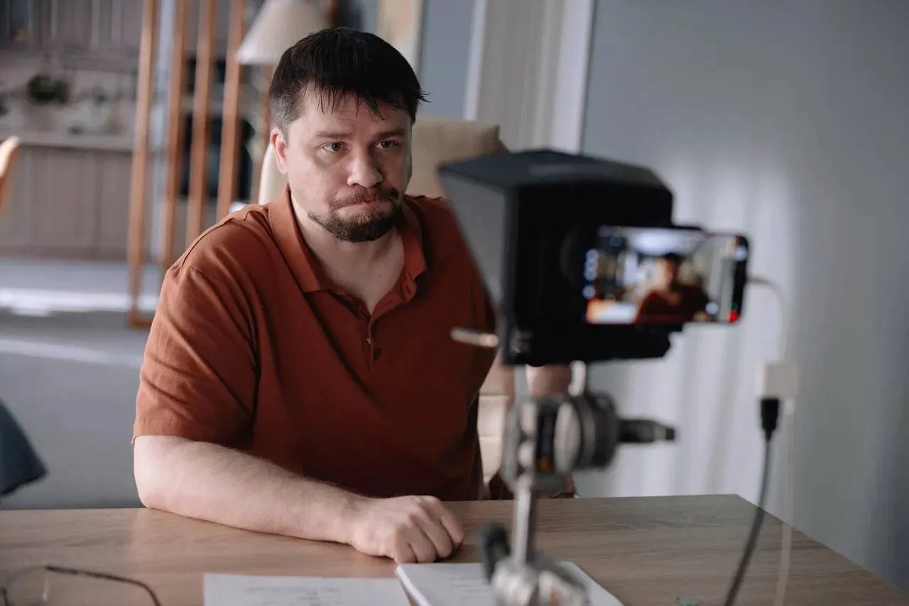 Популярный сериал с Гариком Харламовым продлили на последний сезон. Комедия была хитом ютуба в 2020-х