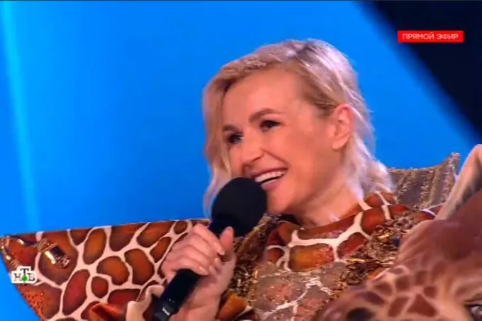 Полина Гагарина пряталась в костюме Жирафа в седьмом сезоне шоу «Маска» на НТВ