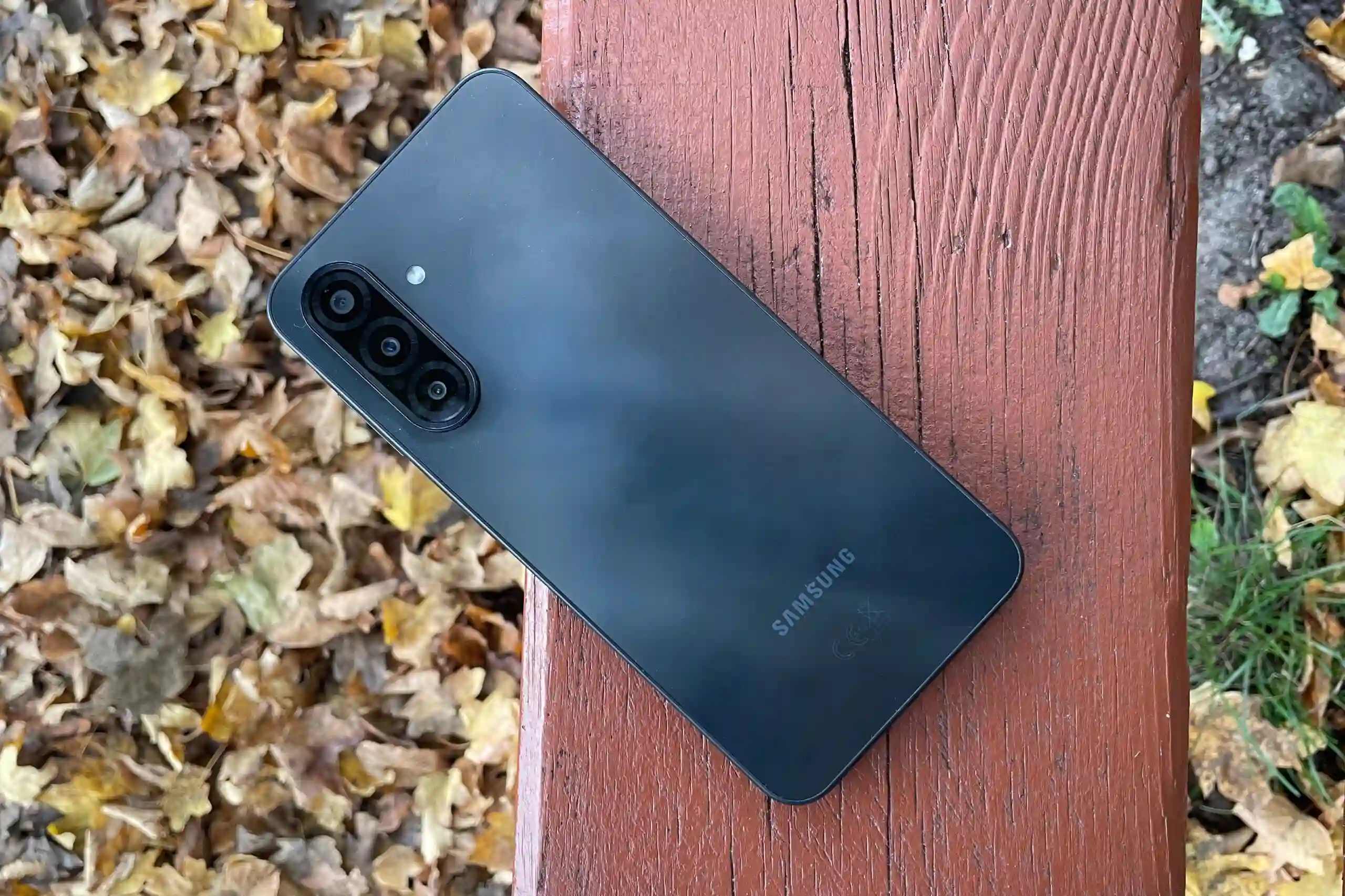 Вы видели, что Samsung предлагает за 12 тысяч рублей? Плавный экран, оптимальное железо и крутые камеры