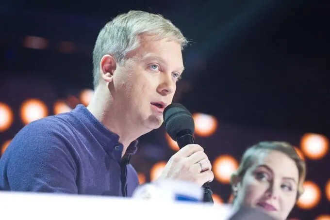 Сергей Светлаков в жюри «Минуты славы» на Первом канале (на заднем плане Рената Литвинова)