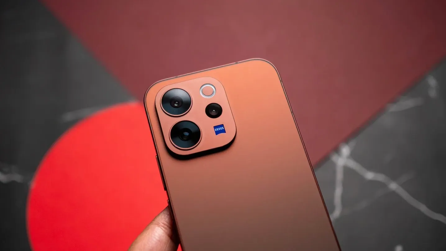 Недорогой Vivo V70 получил мощный телевик и четкий OLED-экран. А еще у него огромный аккумулятор