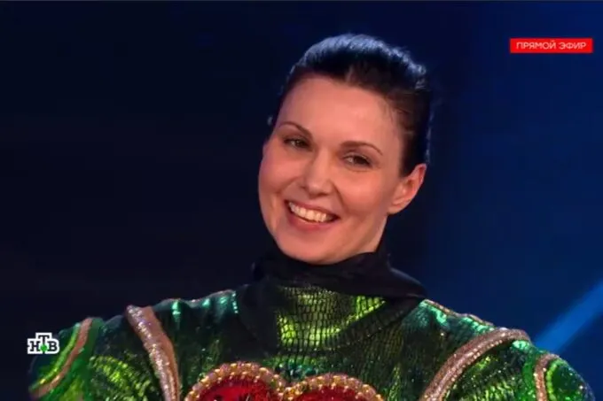 Александра Урсуляк пряталась в костюме Лягушки в седьмом сезоне шоу «Маска» на НТВ