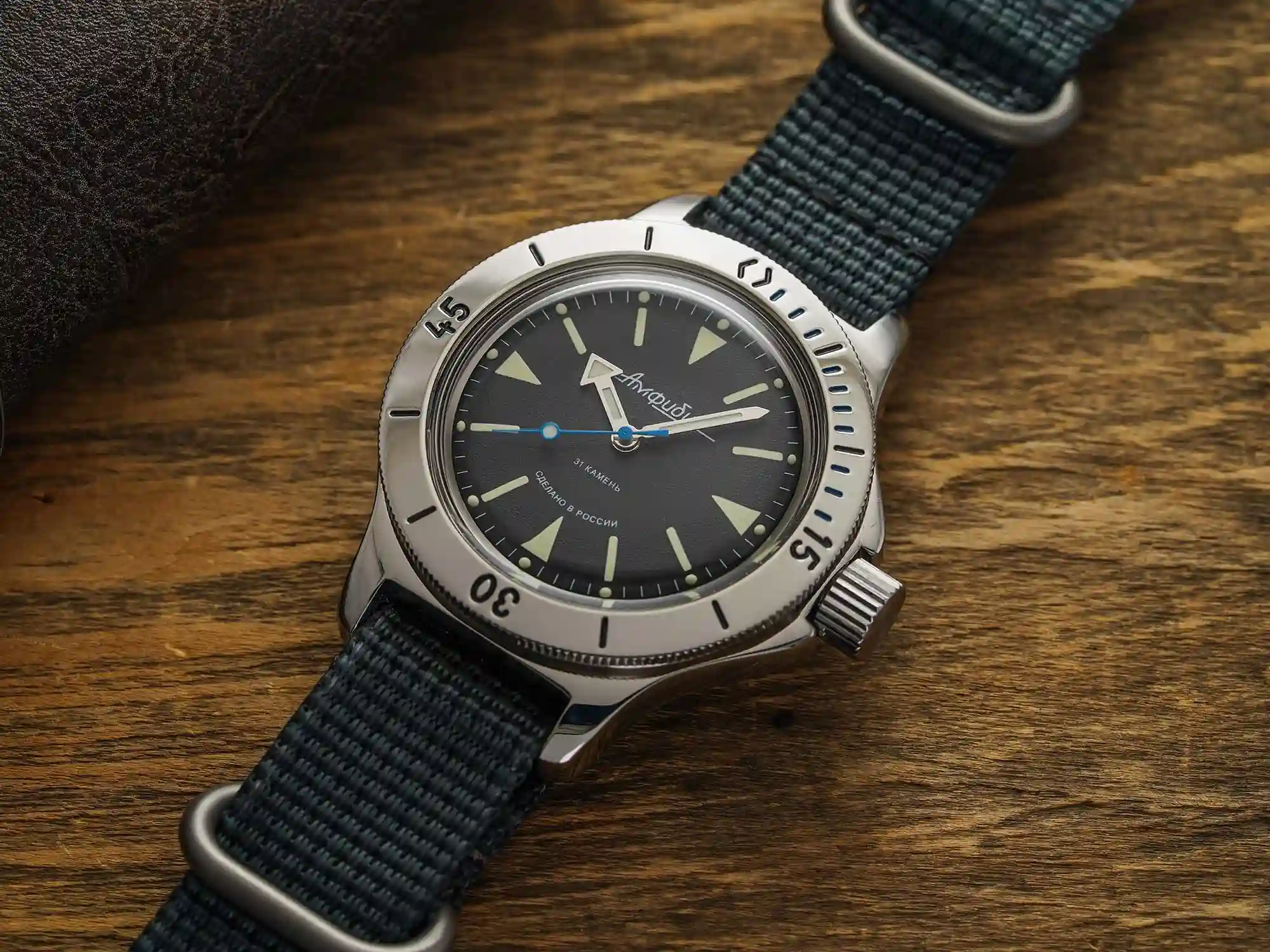 Мощные, стильные, командирские. Нашли три модели часов от российского бренда «Восток» до 10 тысяч рублей