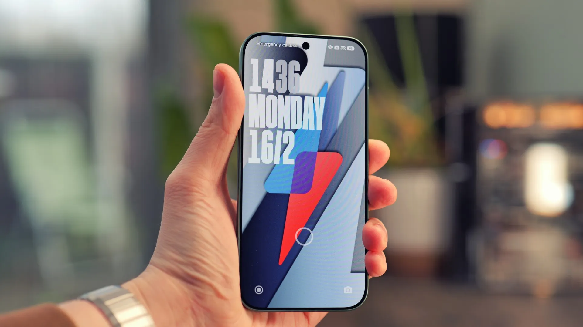 Что лучше — Xiaomi 17 или iPhone 17? Выбираем главную «семнашку» года