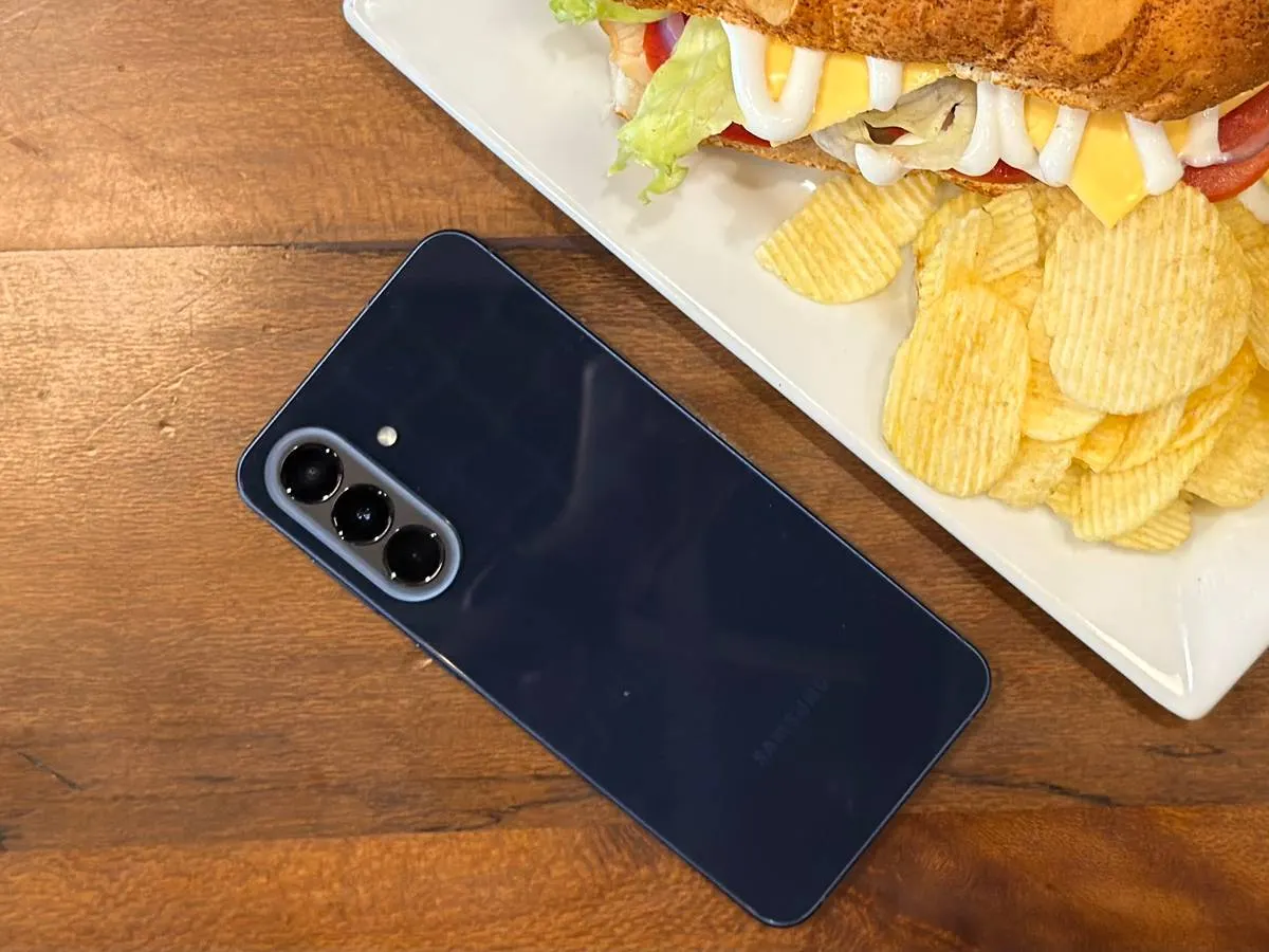 Что выбрать — Samsung Galaxy A57 или Nothing Phone (4a)? Это два популярных среднебюджетных смартфона