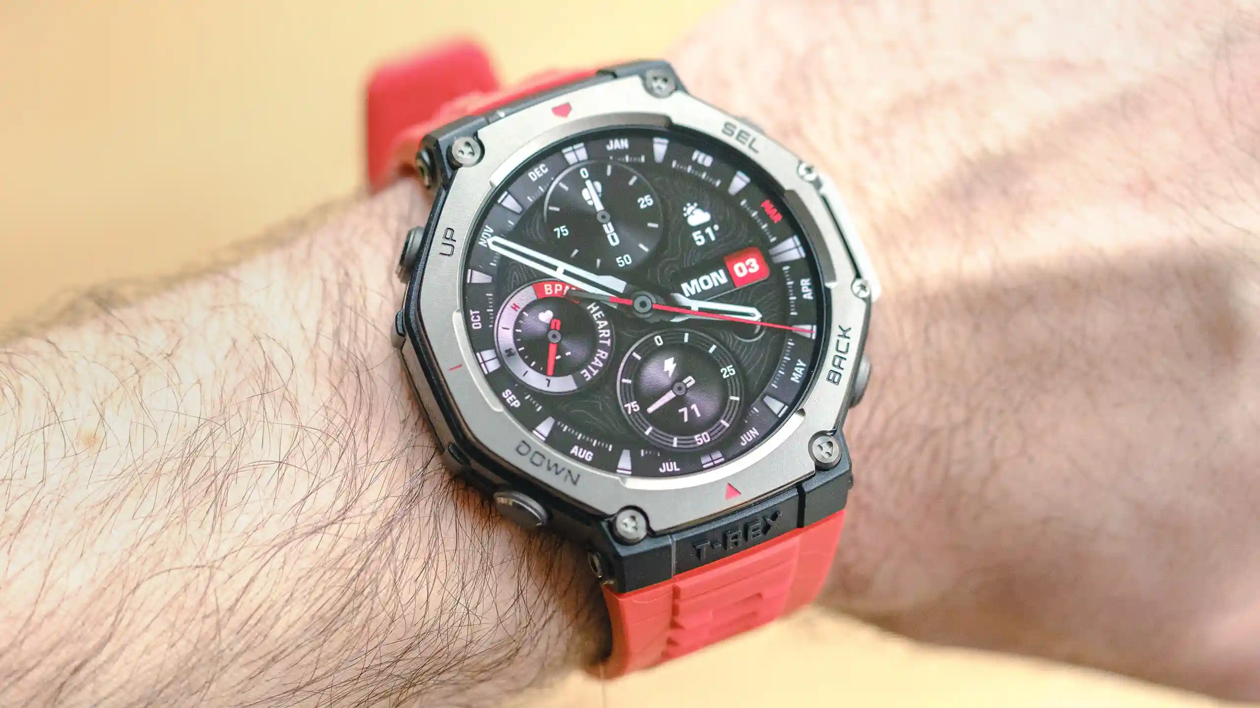 Об этих смарт-часах Amazfit все забыли, а зря. У них неубиваемый корпус и шикарная автономность