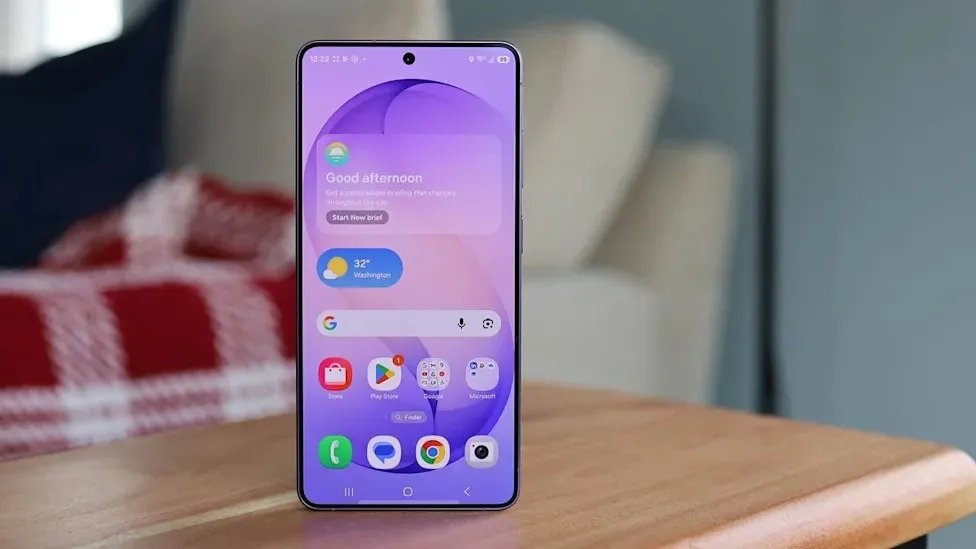 5 смартфонов Samsung Galaxy, которые стоит брать в 2026 году. От хитового бюджетника до легендарного флагмана