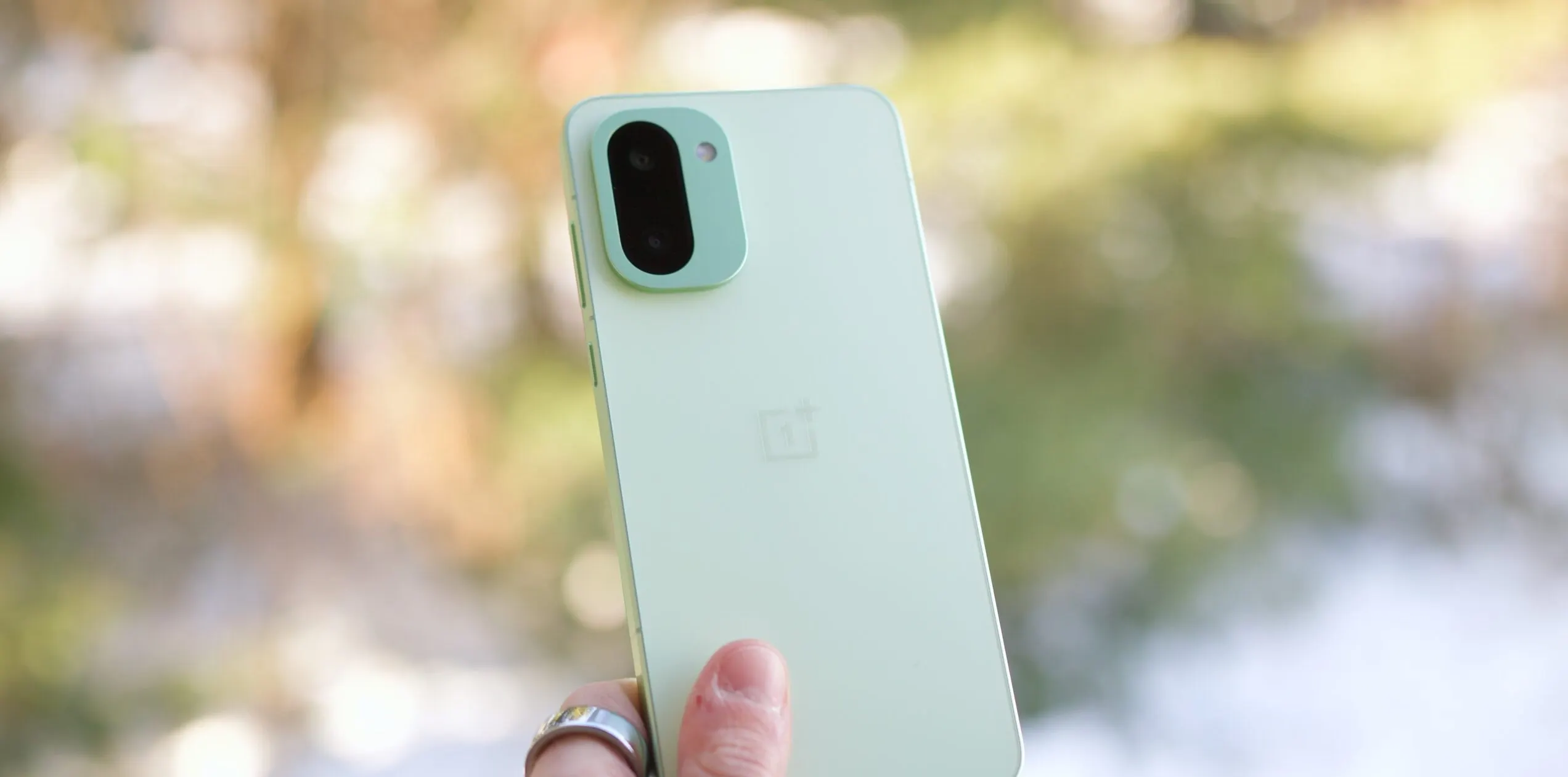 OnePlus 15R буквально рухнул в цене. Хватаем, пока он есть в наличии