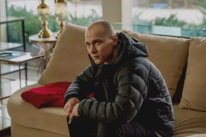 Юра Борисов на съемках фильма «Анора»