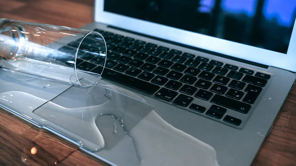 Как распознать пострадавший от воды MacBook во время покупки с рук? Надо смотреть на три вещи