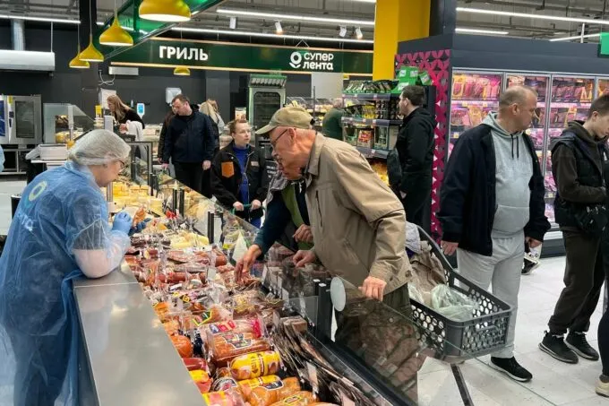 Покупатель в магазине «Лента»