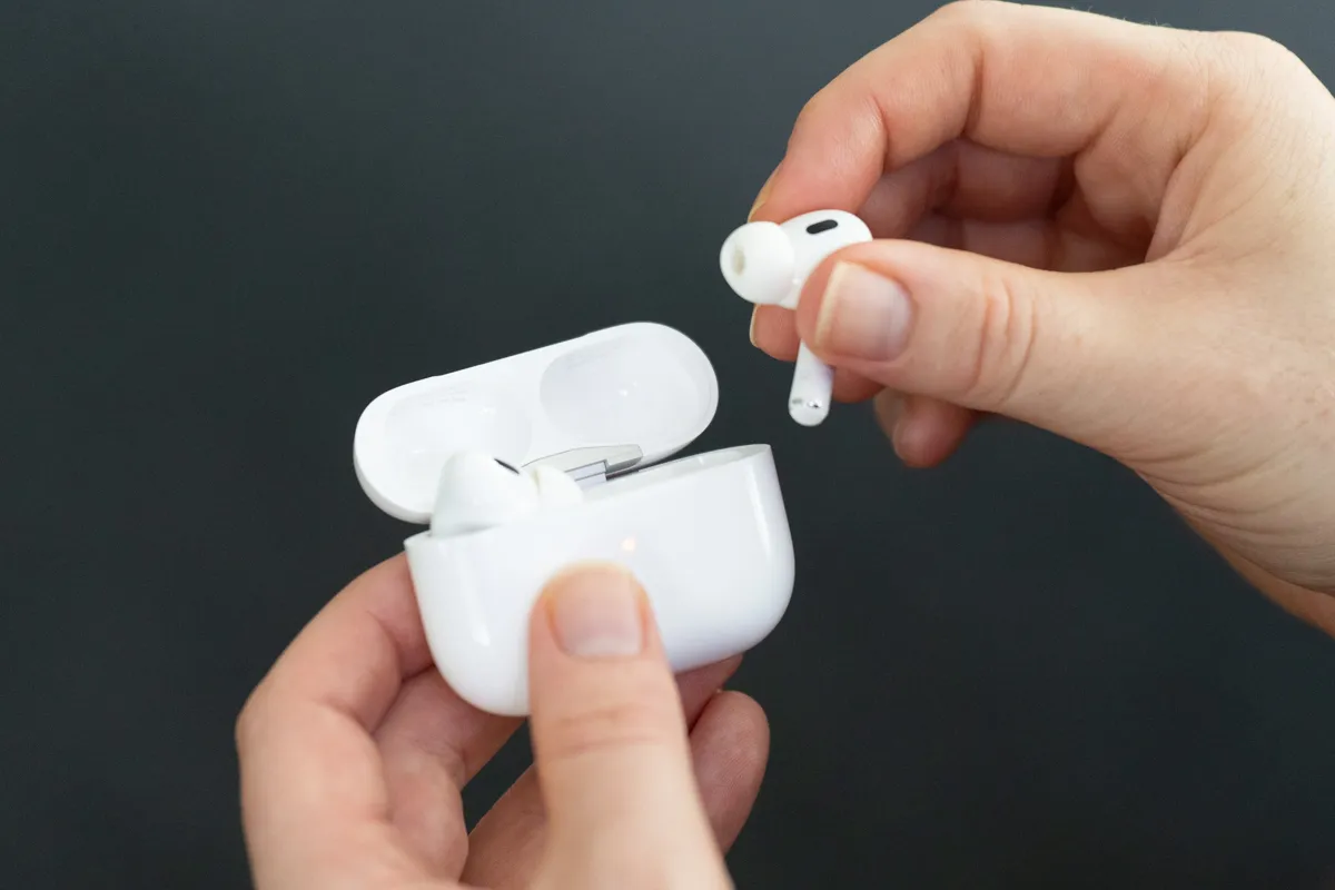 В России подешевели самые дорогие AirPods. Какие наушники Apple советуем брать к лету?