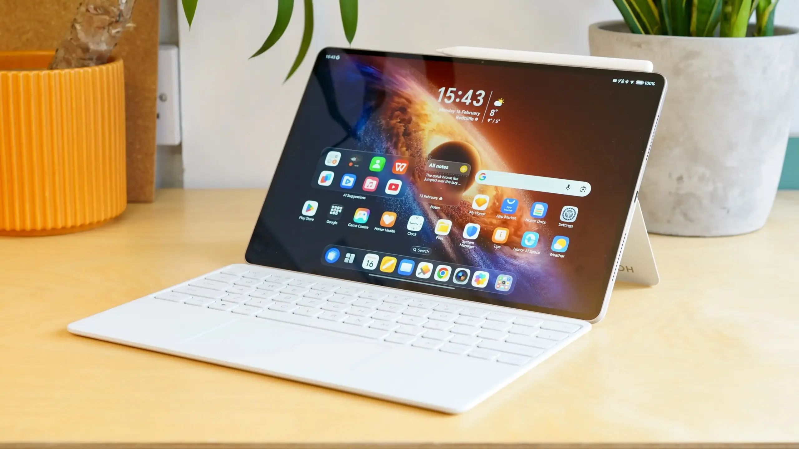 В России появился убийца iPad Pro от Honor. У него божественный экран и подарки на старте