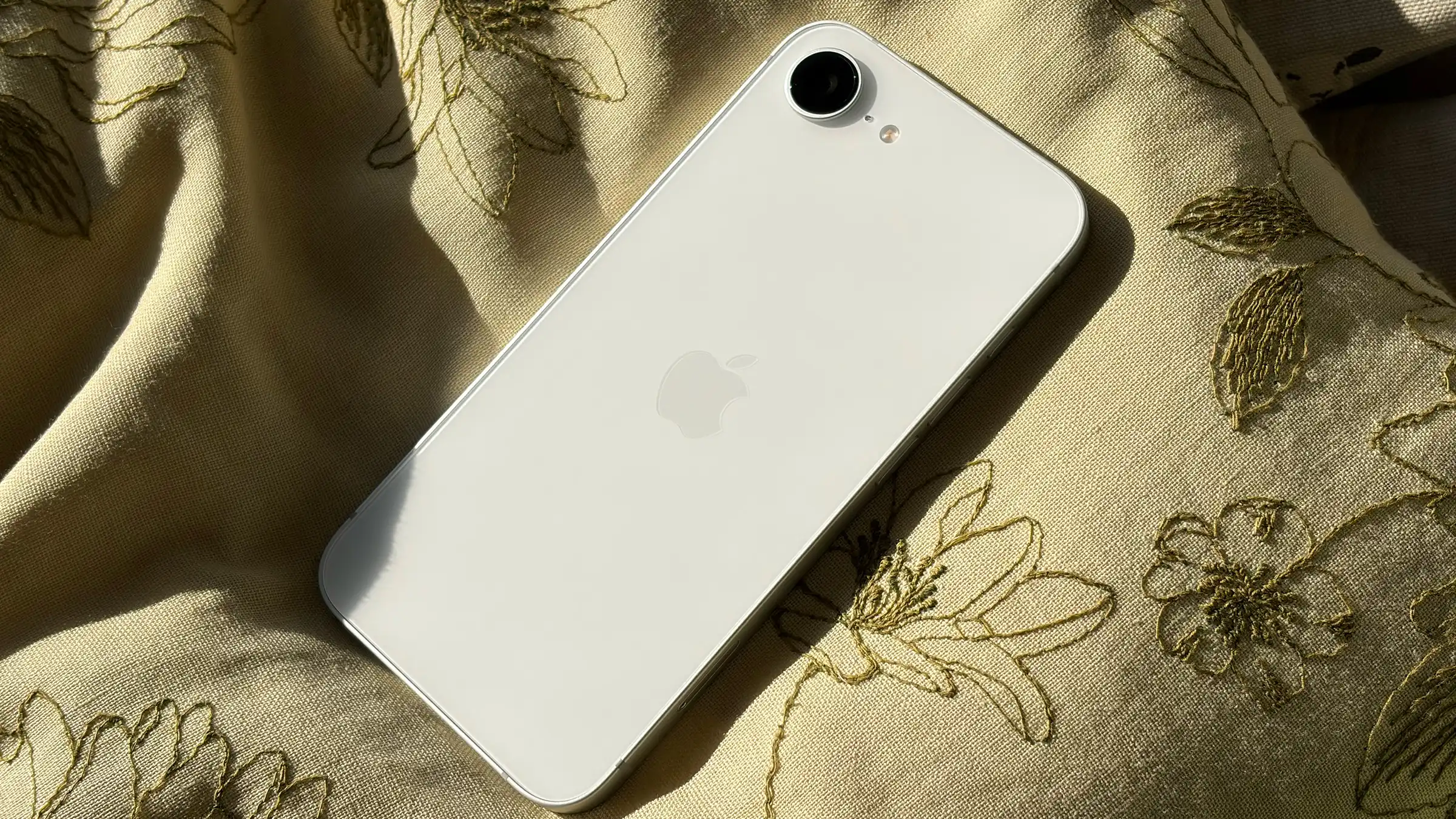 Две новинки Apple порвали российский рынок. Обе стоят меньше 60 тысяч рублей