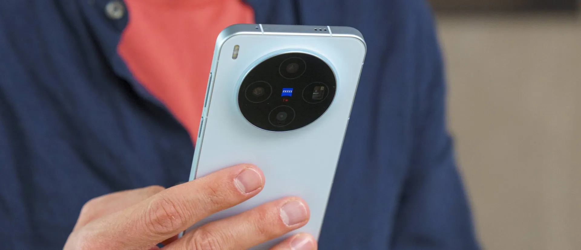 Ценник Vivo X300 опустился до безумного уровня – смарт подешевел почти в два раза. Но у гениального камерофона есть один нюанс