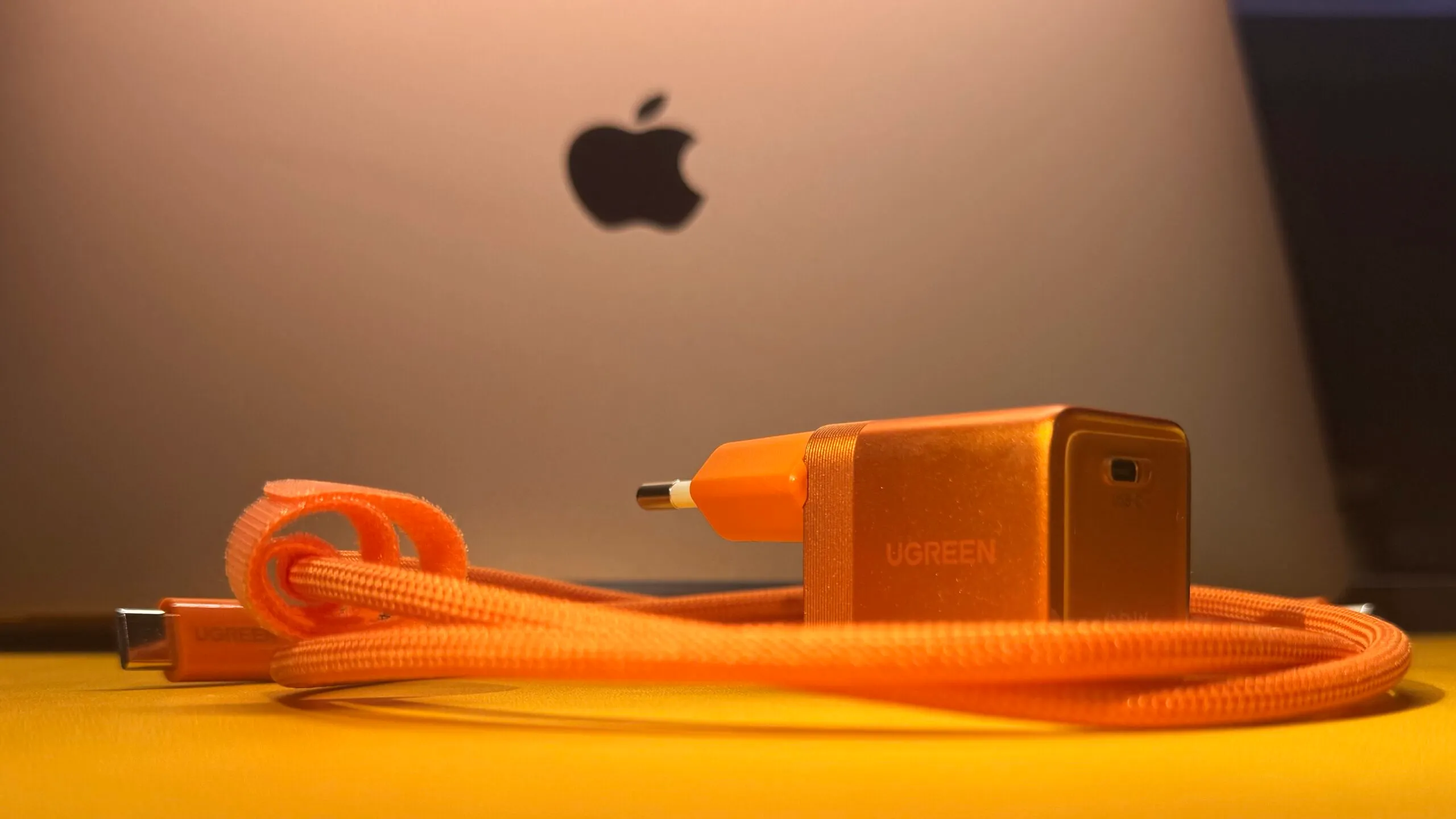 Нашли самую компактную зарядку для MacBook от Ugreen. Этот адаптер заряжает максимально быстро, а стоит копейки