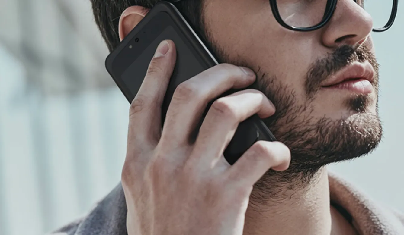 Представлен клон Yota Phone – смартфон с двумя экранами. У него мощный процессор, Android и даже есть стилус