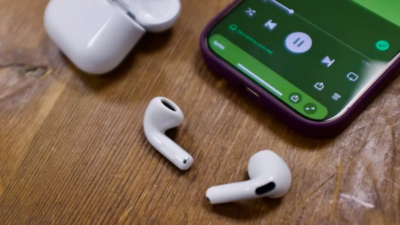 3 лучшие модели беспроводных наушников-вкладышей. Среди них — Samsung Galaxy и AirPods