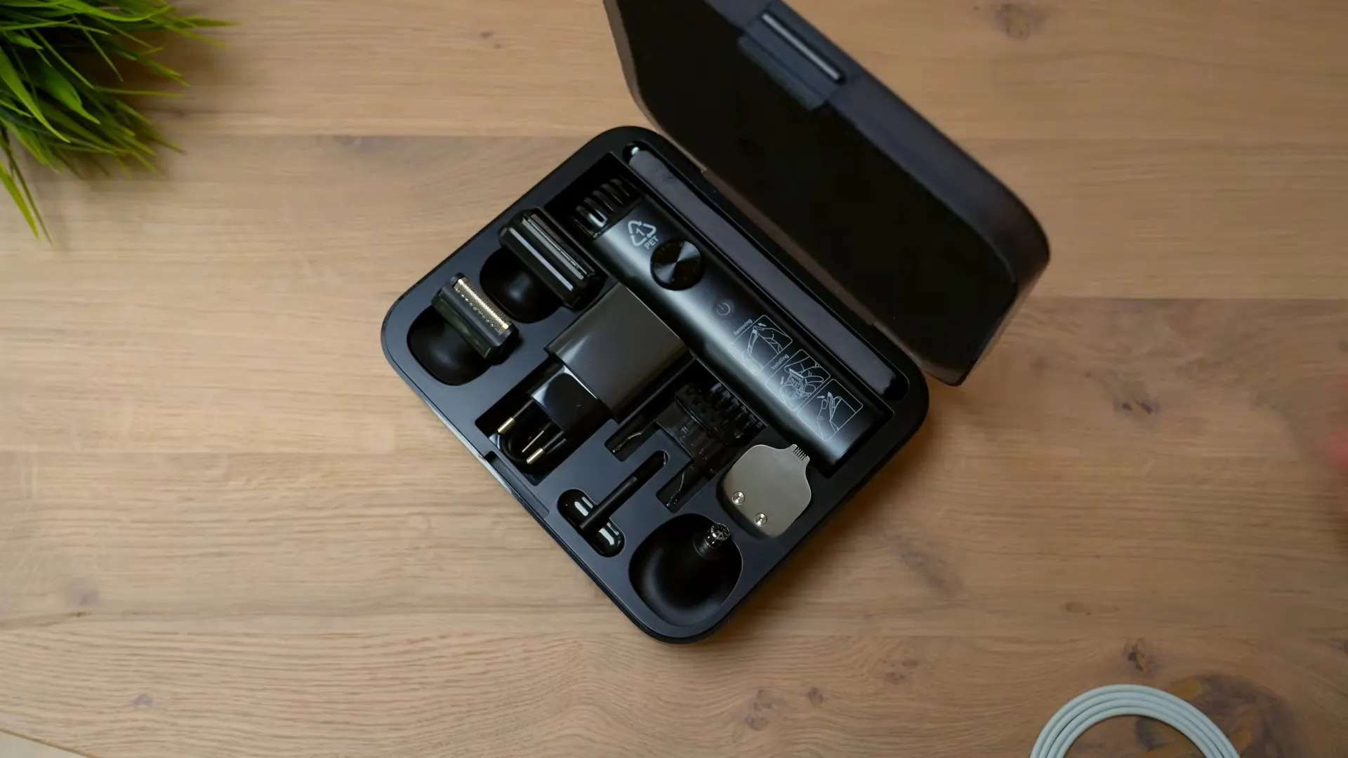 Флагманскую машинку для стрижки и бритья от Xiaomi сливают за гроши. У неё жирная комплектация на все случаи жизни