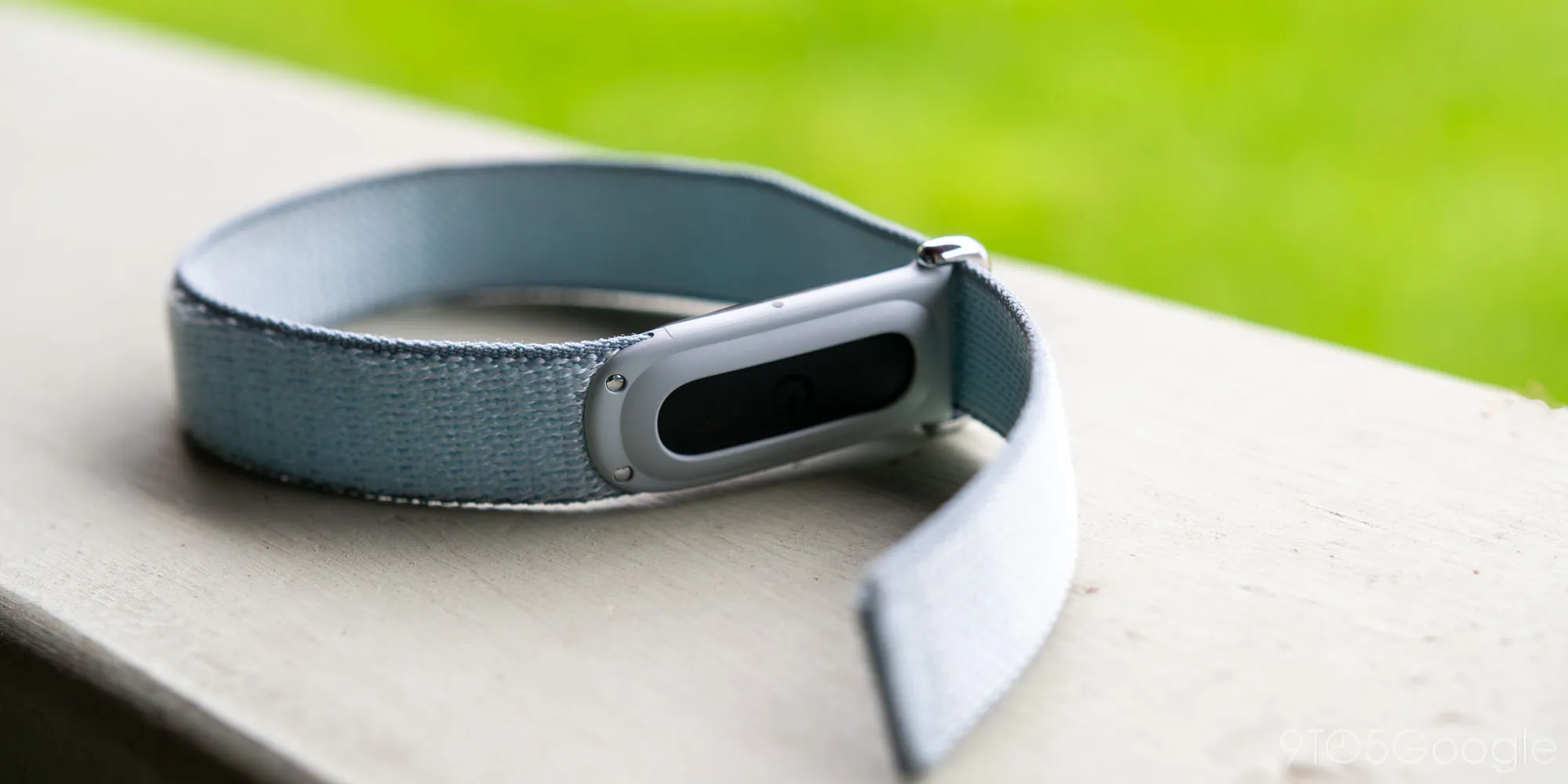 Самый модный фитнес-трекер Google Fitbit Air мощно подешевел в России. Он вообще не ощущается на руке и работает без подписок