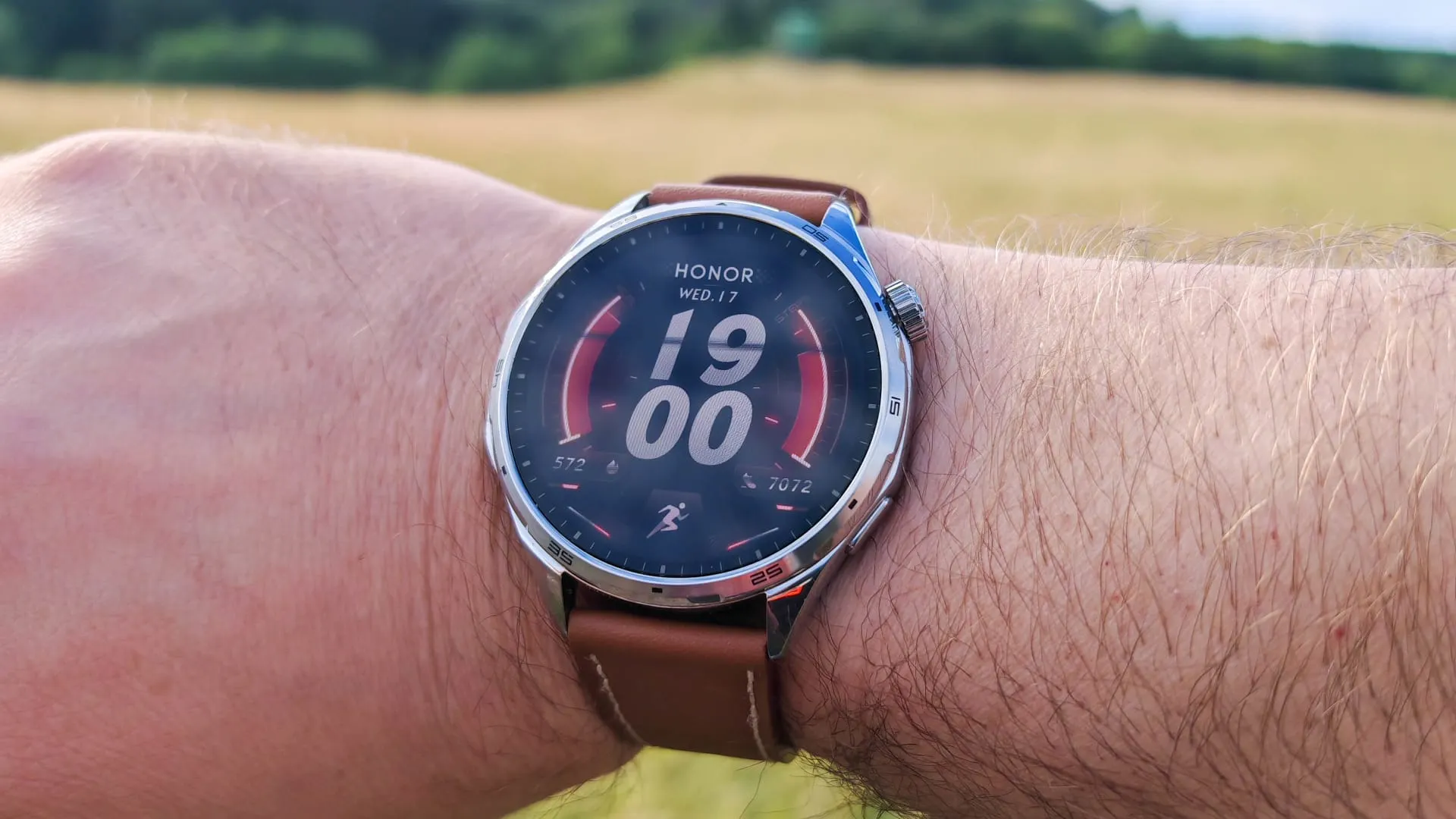 В России появились Honor Watch 6. Смарт-часы получили яркий циферблат, кучу спортивных режимов и автономность до 35 суток