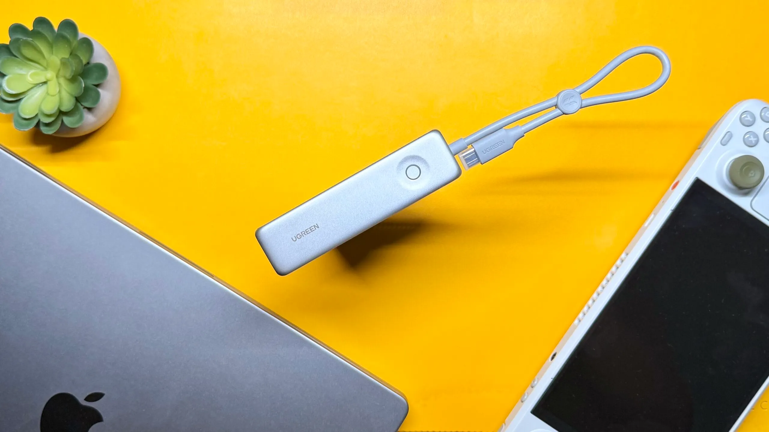 Компактный USB-хаб Ugreen отдают по отличной цене. Он выводит картинку в 4K и поддерживает сквозную зарядку до 100 Вт