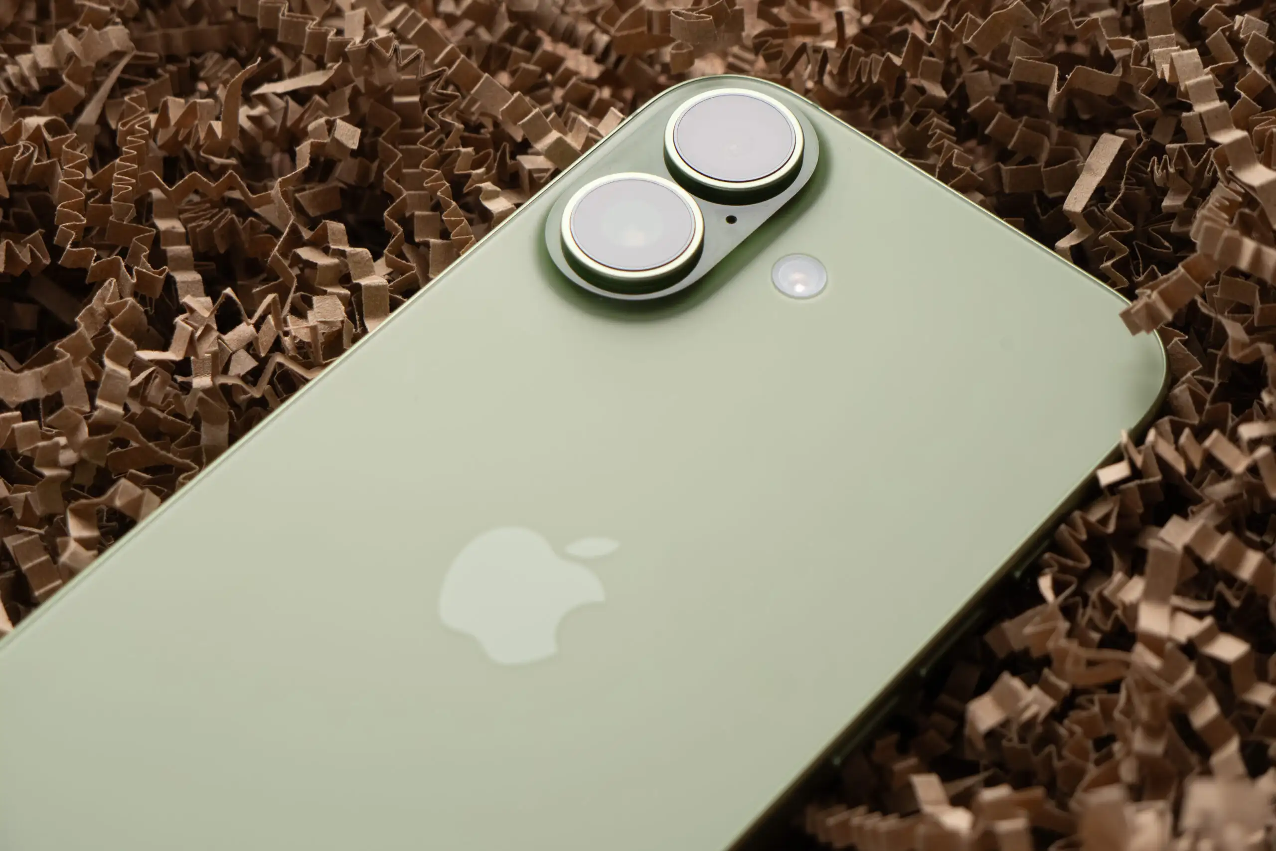 10 самых выгодных смартфонов августа. От убийцы флагманов от Xiaomi Poco до оптимального iPhone