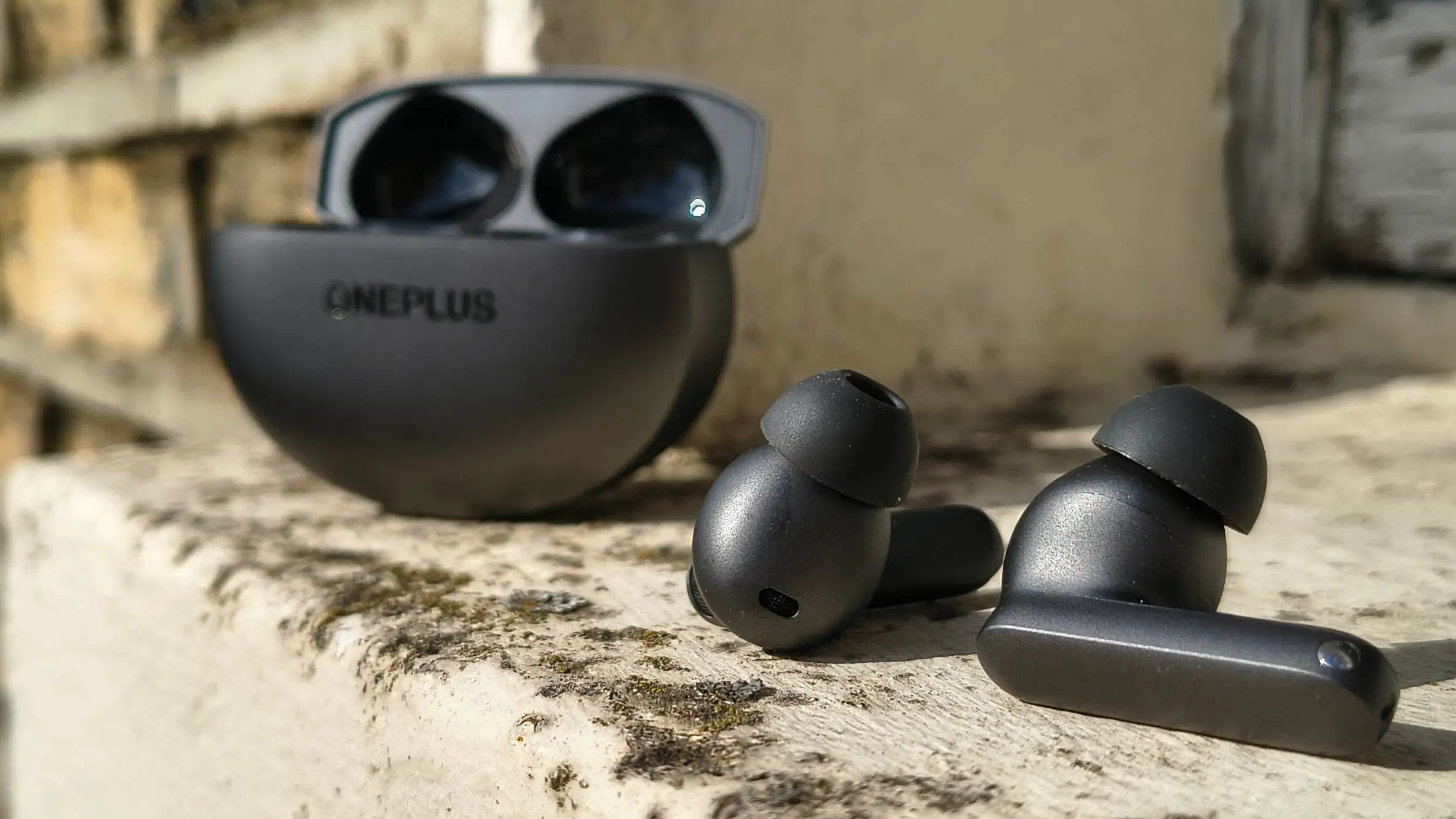 OnePlus Buds 4 рухнули в цене. Это самые сбалансированные наушники бренда 