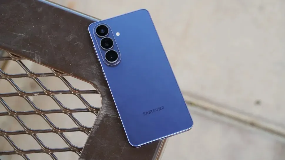 Что выбрать — Samsung Galaxy S26 FE или Samsung Galaxy S26? Выяснили, стоит ли переплачивать за топовую модель