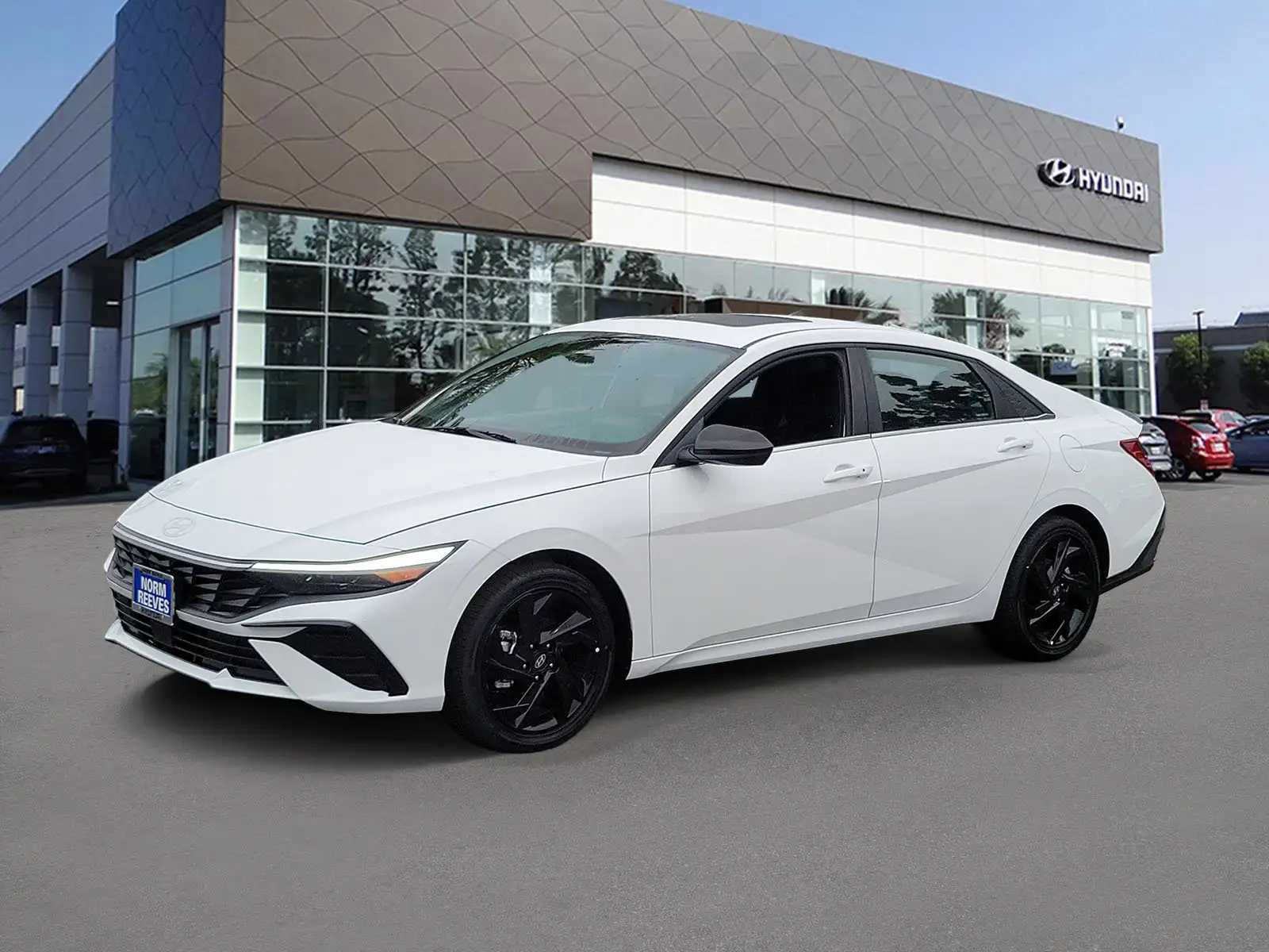Hyundai Elantra стоит меньше 2 млн в отличной комплектации. Это очень комфортный автомобиль