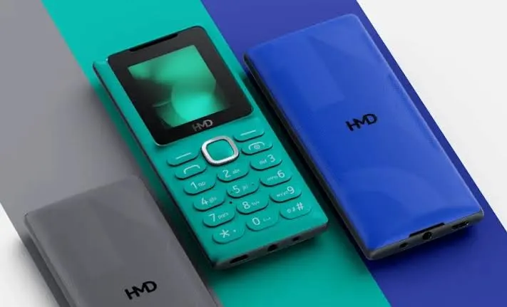 Новый кнопочник Nokia стоит 1000 рублей. У него есть разъем для наушников и съемная батарея
